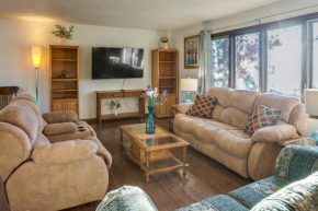 7 Mi to Munsinger Gardens Sartell Home with Deck